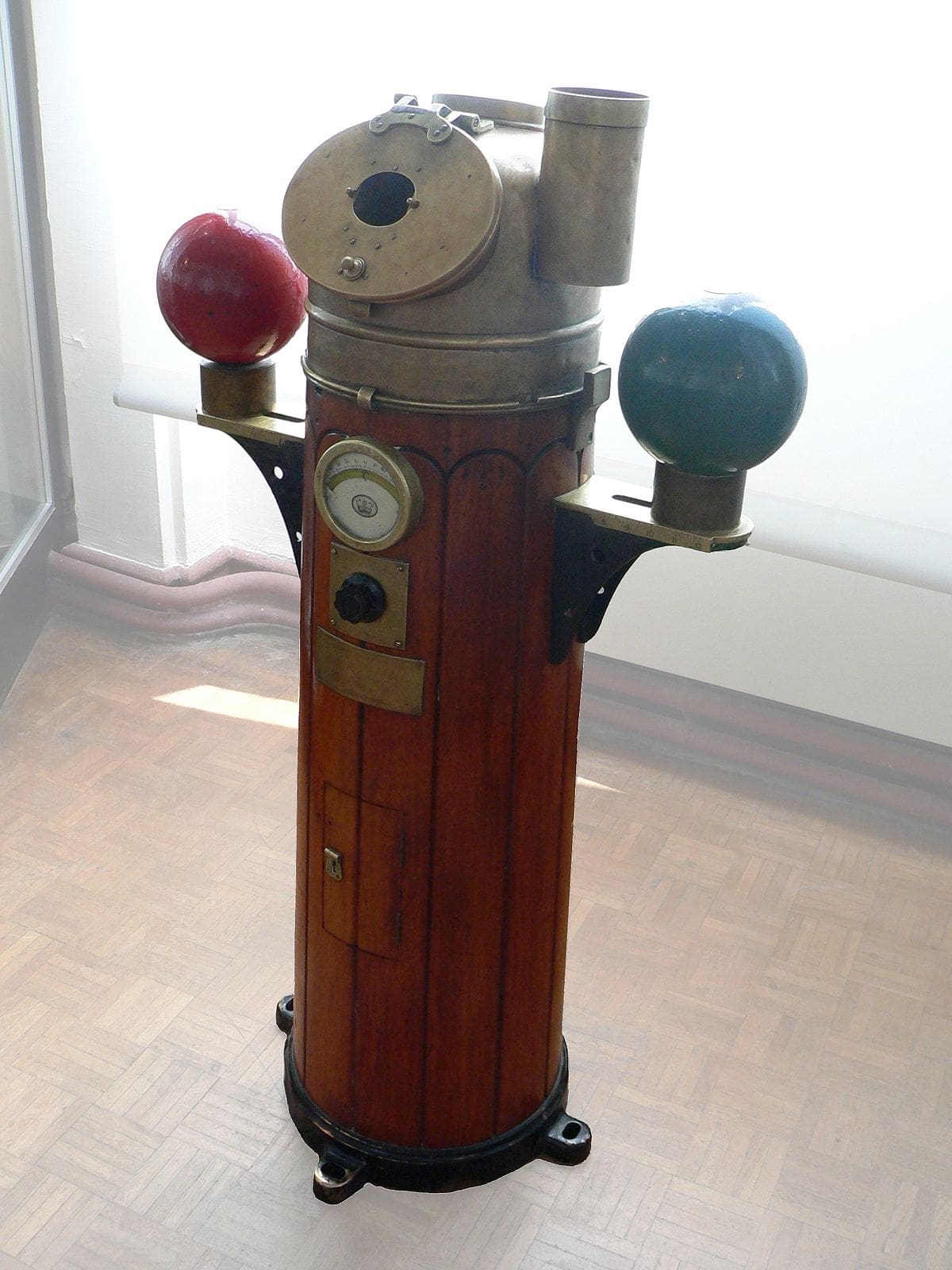Binnacle 1200px-MuseeMarine-compas-p1000468